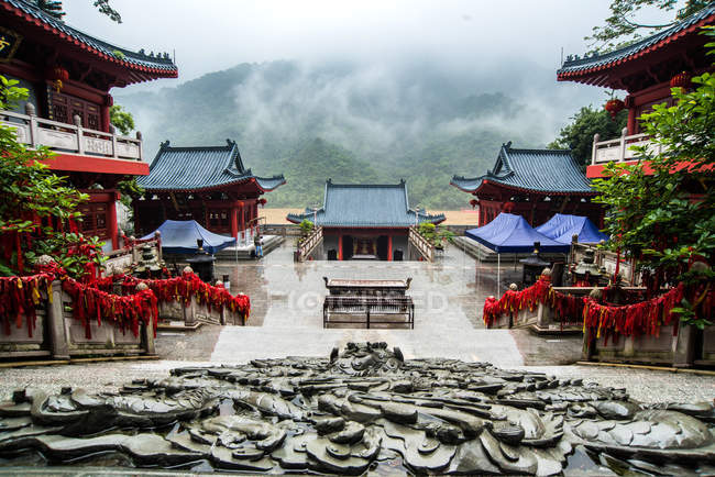 Традиционная азиатская архитектура в городе Цинъюань провинции Гуандун — стоковое фото