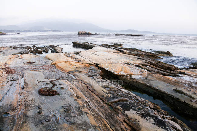 Високий кут зору на дивовижний морський пейзаж з скелястим узбережжям в похмурий день — стокове фото