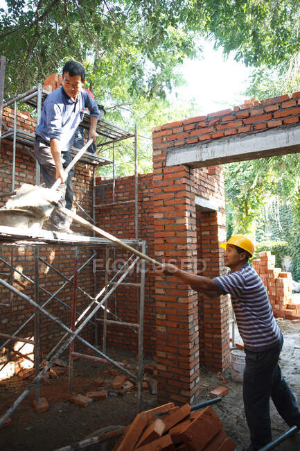 Briqueteurs sur chantier — Photo de stock
