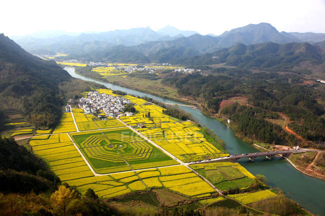 Вид с воздуха на удивительный пейзаж Аньхой Циюншань — стоковое фото
