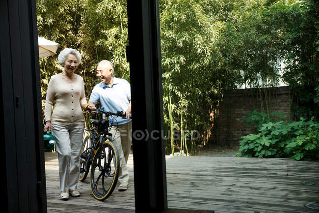 Seniorenpaar im Hof — Stockfoto