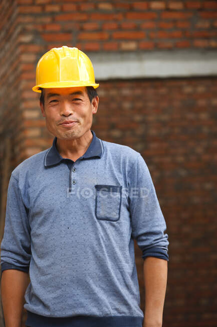 Retrato del trabajador de la construcción - foto de stock