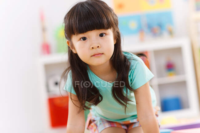 Chica encantadora en el jardín de infantes - foto de stock