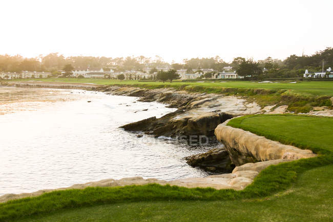 Gramado verde no campo de golfe e paisagem marinha, Monterey, EUA — Fotografia de Stock