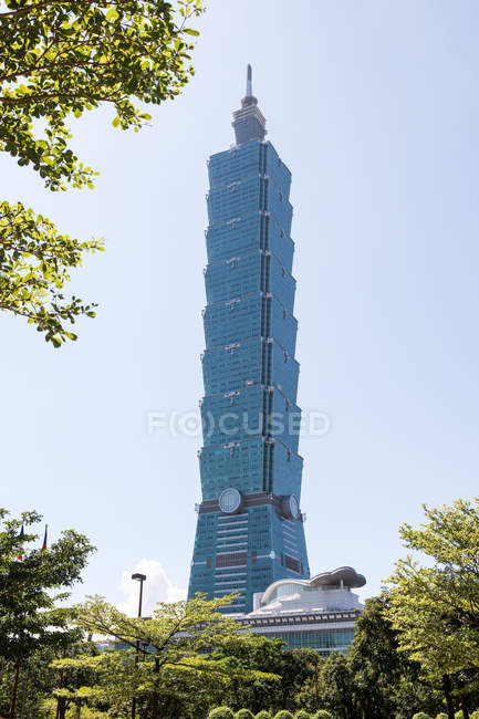 Низкий угол обзора башни Тайвань 101 в дневное время — стоковое фото