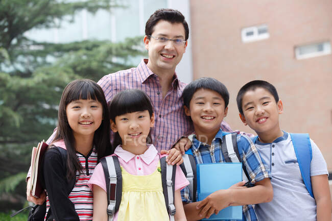 The international primary school teachers and students — Stock Photo