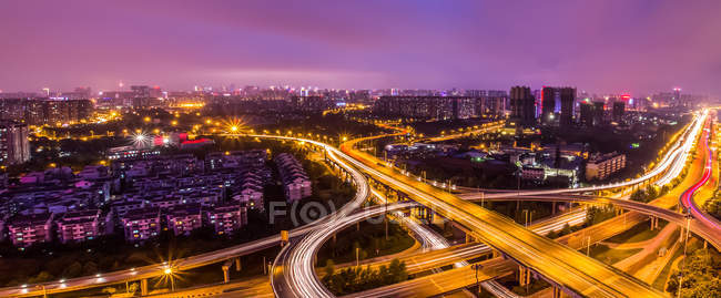 Provincia de Sichuan, ciudad de Chengdu, paso elevado de Huanlu Peng, vista aérea - foto de stock