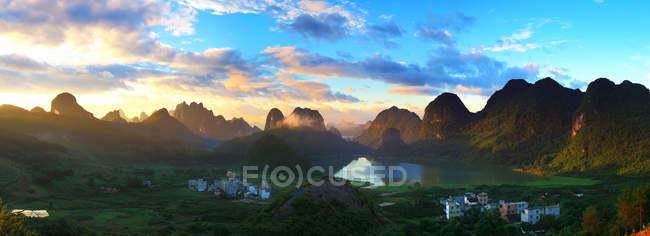 Vista aérea del hermoso paisaje de montaña en Guangxi, China - foto de stock