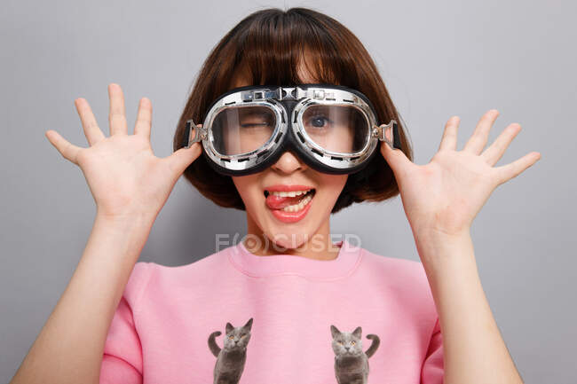 Jovem mulher usando óculos de proteção — Fotografia de Stock