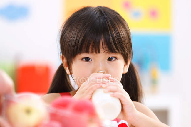 Crianças do jardim de infância que comem refeições escolares — Fotografia de Stock