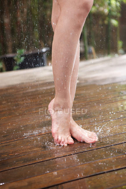 Seção baixa de mulher jovem no banho ao ar livre — Fotografia de Stock