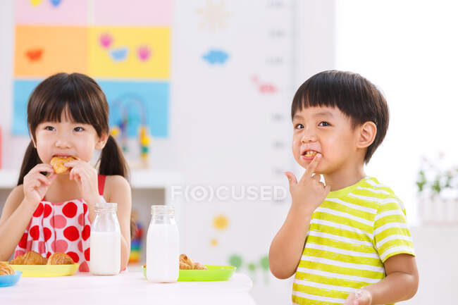 Kindergarten children at breakfast — Stock Photo