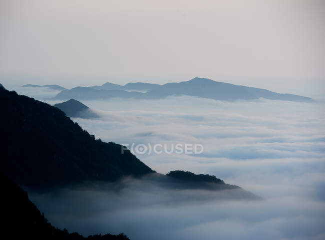 Luftaufnahme malerischer Berge in Wolken bei Sonnenaufgang, Provinz Henan, Xinxiang — Stockfoto
