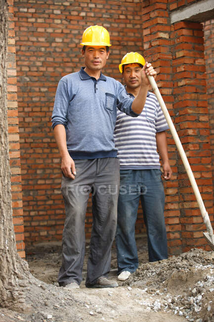 Briqueteurs sur chantier — Photo de stock