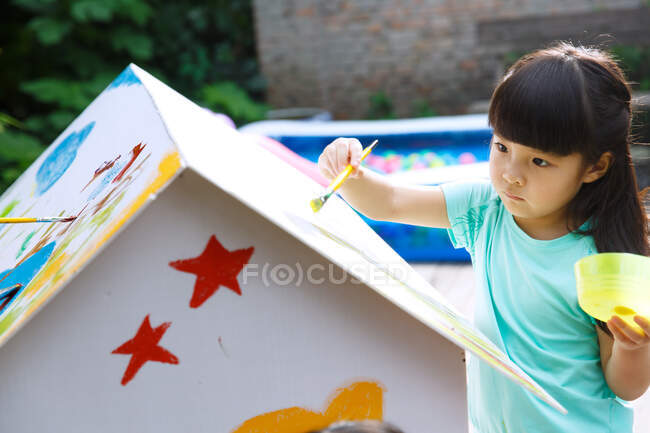 The little girl in the painting in the kindergarten — Stock Photo
