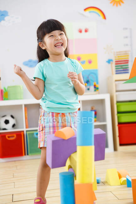 Дети в детском саду играют в комнате отдыха — стоковое фото