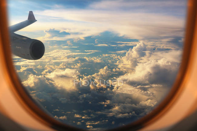 Cielo azul visto a través de la ventana del avión - foto de stock