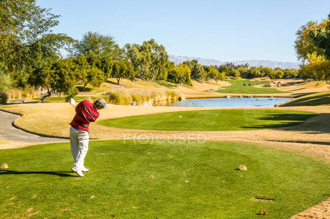 Ein Mann auf dem Golfplatz zum Spielen — Stockfoto