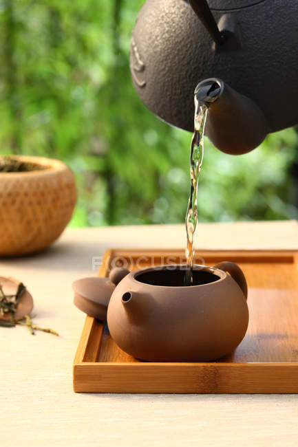 Vista close-up de derramar chá de bule, China conceito de cultura de chá — Fotografia de Stock