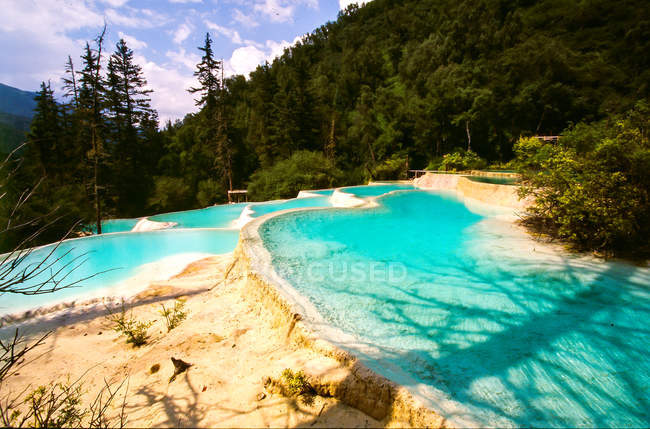Beautiful natural scene with forest and calm water at Jiuzhaigou Province, Sichuan Province, China — Stock Photo