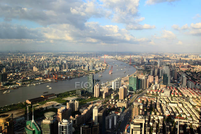 Vista aérea de increíble paisaje urbano con rascacielos modernos en Shanghai, China - foto de stock