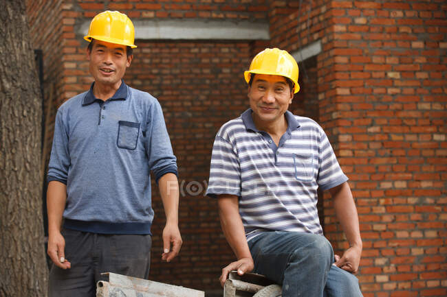 Portrait de deux ouvriers de la construction — Photo de stock