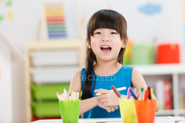 La petite fille dans le tableau à la maternelle — Photo de stock