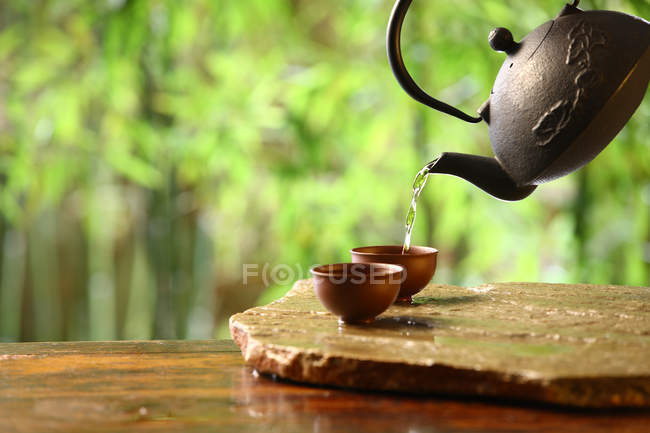 Vista de cerca de tetera y tazas, concepto de cultura del té chino - foto de stock