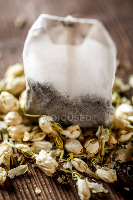 Чайна сумка з сушеними квітами на дерев'яному столі, вид крупним планом — стокове фото