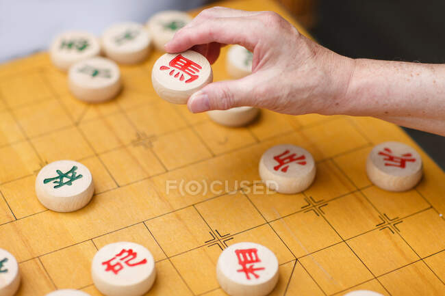 La mano che tiene gli scacchi cinesi — Foto stock