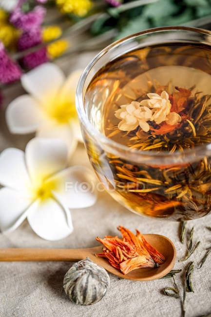 Крупним планом вид здорового органічного трав'яного чаю в скляній чашці — стокове фото