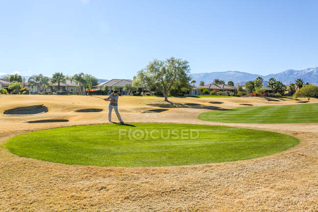 Men play on the golf course — Stock Photo