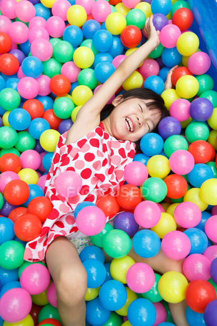 Petite fille mignonne jouant dans l'aire de jeux — Photo de stock