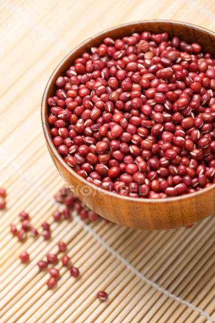Vue rapprochée des haricots Adzuki rouges crus dans un bol — Photo de stock