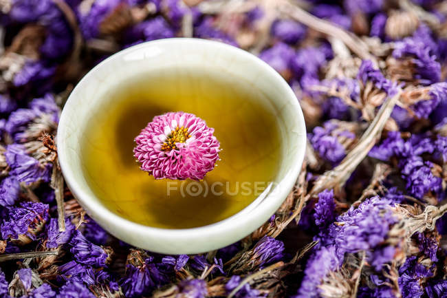 Vista close-up de chá de ervas orgânico saudável na xícara na mesa — Fotografia de Stock
