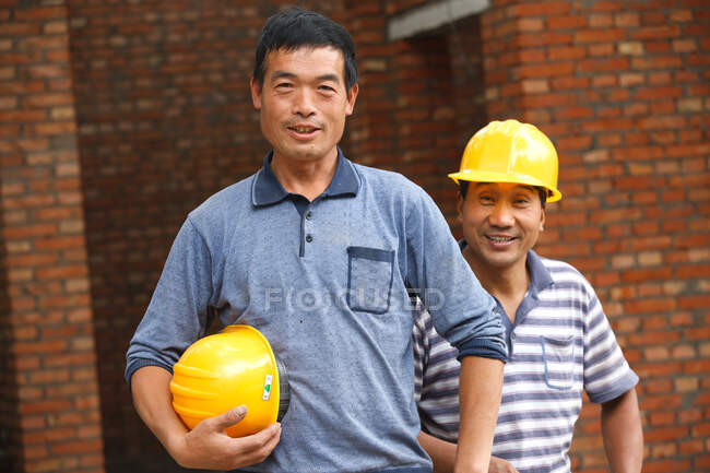 Портрет двух строителей — стоковое фото