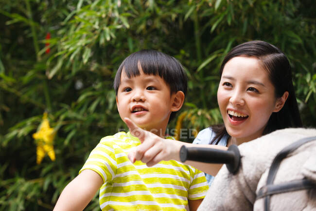 The kindergarten teacher and the little boy in the outdoors — Stock Photo