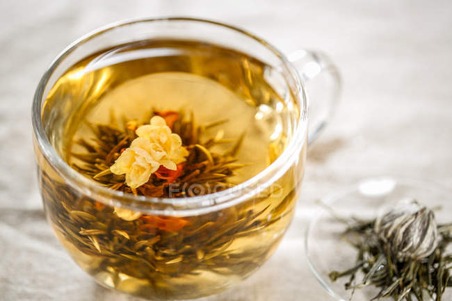 Крупный план здорового органического травяного чая в стеклянной чашке — стоковое фото
