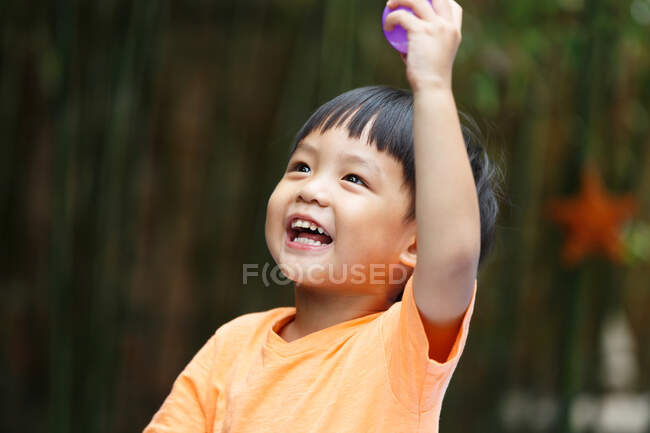 Crianças adoráveis estão brincando lá fora — Fotografia de Stock