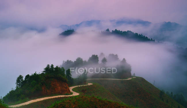 Vista aérea de majestuosas montañas cubiertas de niebla, Zunyi, Guizxhou, China - foto de stock