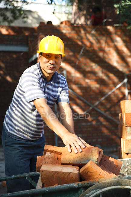 Retrato del trabajador de la construcción en la obra - foto de stock
