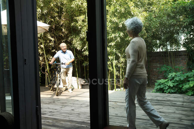 Coppia anziana in cortile — Foto stock
