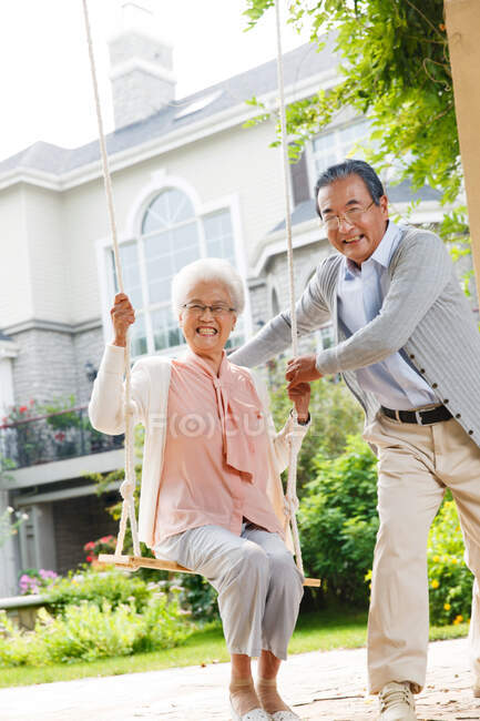 Le vieux couple swing en plein air — Photo de stock