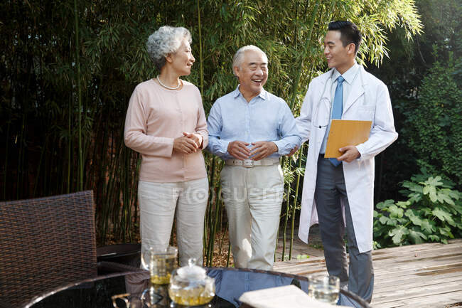 Seniorenpaar mit Arzt — Stockfoto