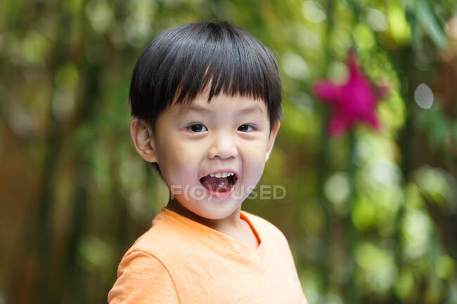 Lovely children are playing outside — Stock Photo