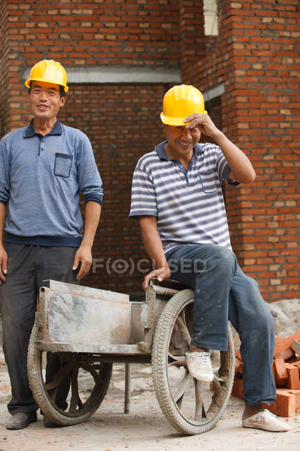 Portrait of two construction workers — Stock Photo