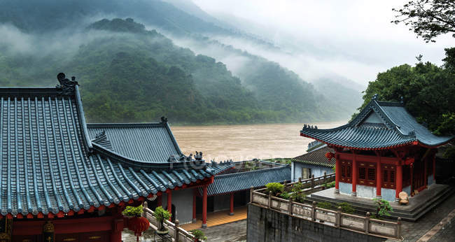Templo na província de Guangdong, cidade de Qingyuan, Feilaixia voando paisagem do templo — Fotografia de Stock