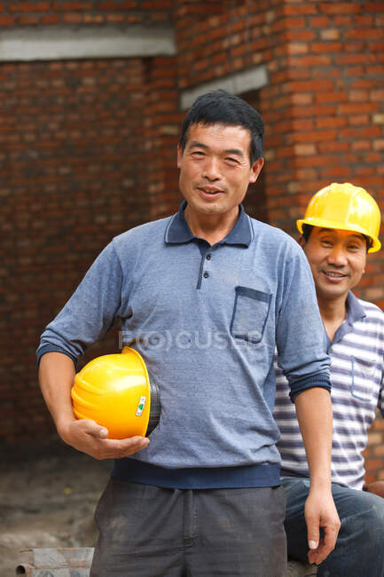 Retrato de dois trabalhadores da construção — Fotografia de Stock