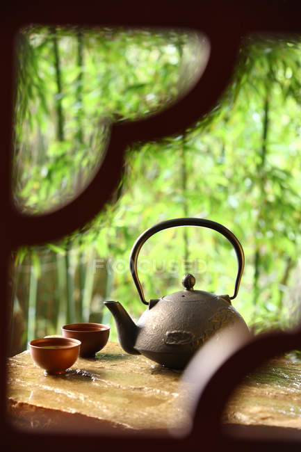 Nahaufnahme von Teekanne und Tassen, Konzept der chinesischen Teekultur — Stockfoto