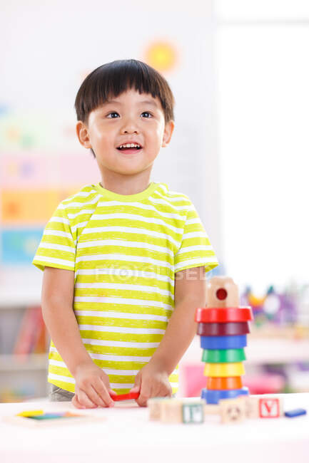 Crianças do jardim de infância brincando na sala de recreação — Fotografia de Stock